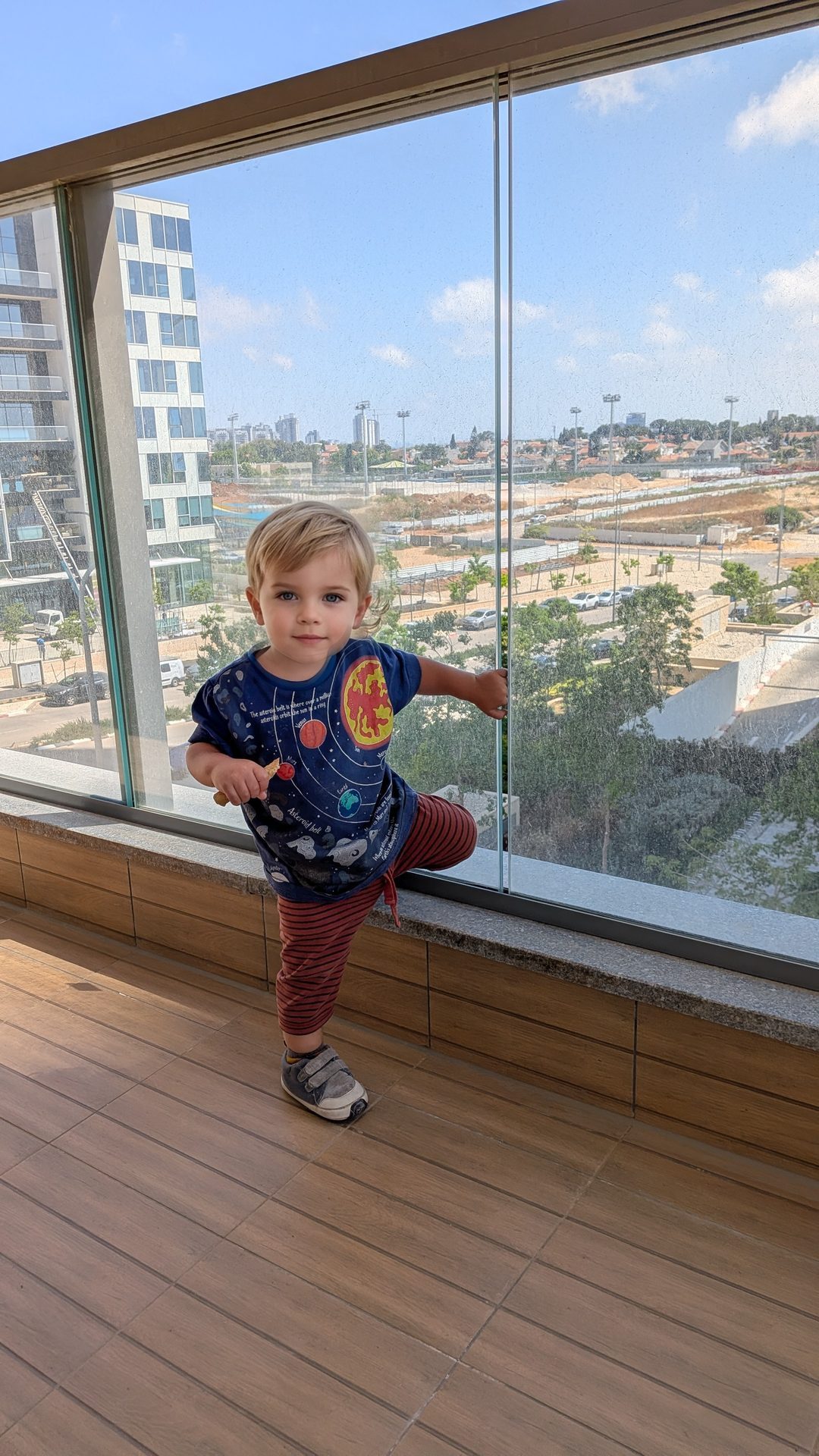 מרפסת שמש גדולה ומרווחת עם נוף ירוק פתוח (מראה יום)