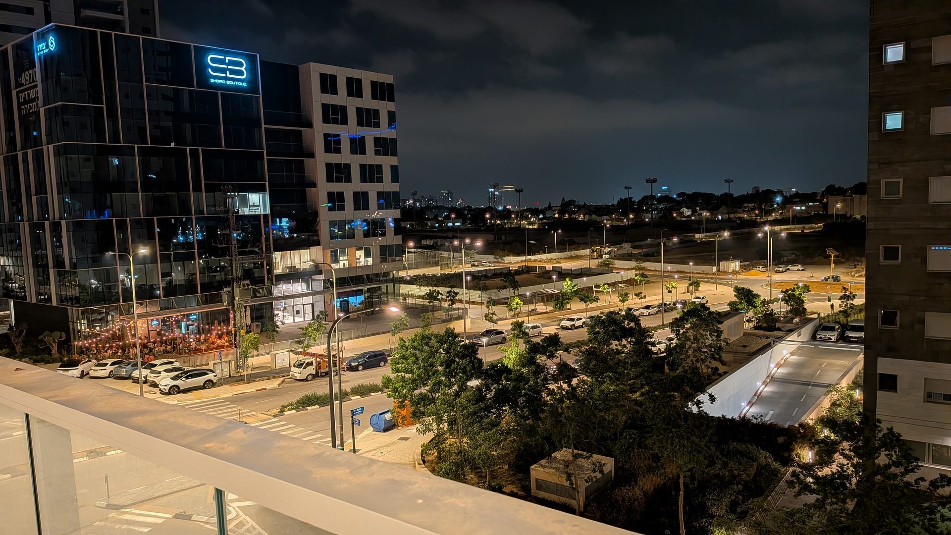מרפסת שמש גדולה ומרווחת עם נוף פתוח (מראה לילה)